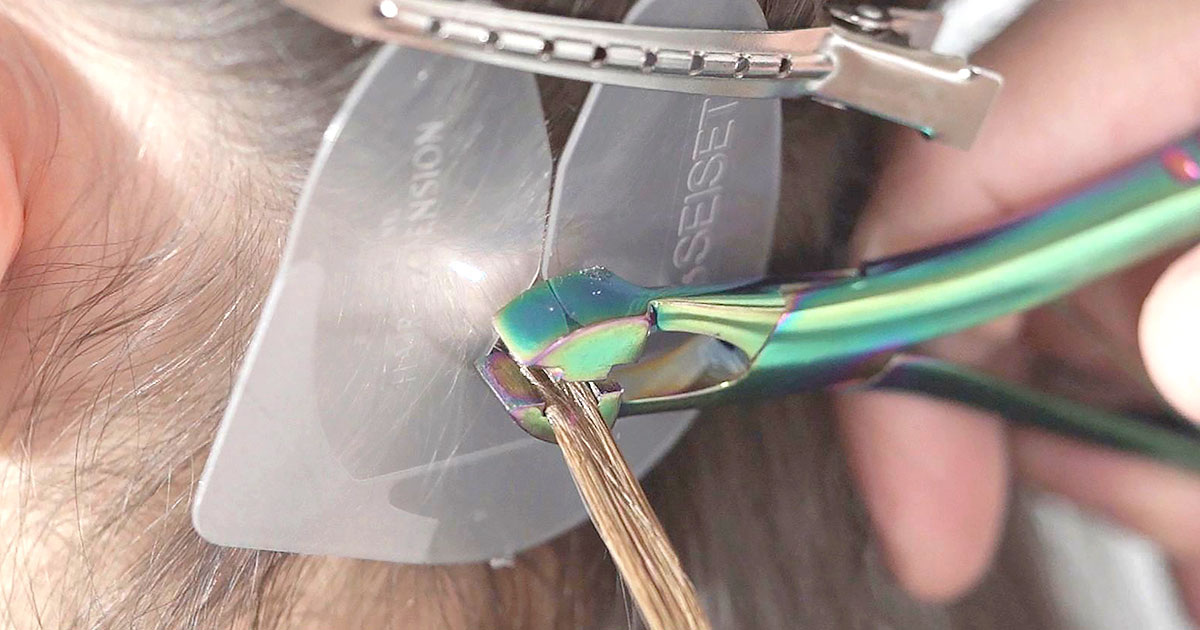 press down the keratin with extension installation pliers to obtain a flat strand